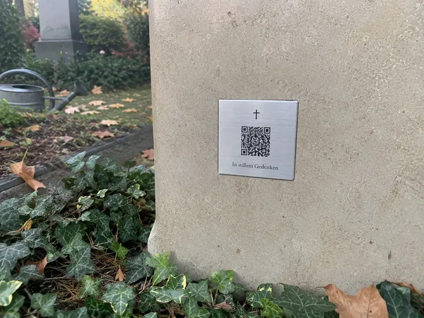 Lichthain QR-Plakette an einem Grab