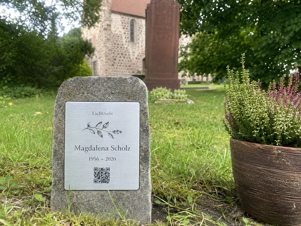 Lichthain QR-Plakette an einem Grab