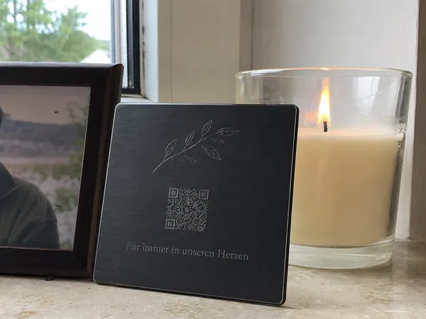 Lichthain QR-Plakette an einem Grab