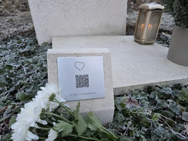 Lichthain QR-Plakette an einem Grab