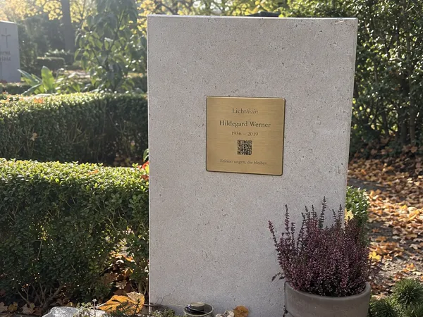 Lichthain QR-Plakette an einem Grab