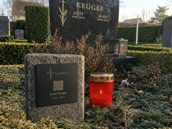 Lichthain QR-Plakette an einem Grab