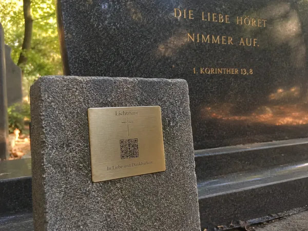 Lichthain QR-Plakette an einem Grab