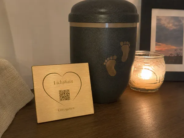 Lichthain QR-Plakette an einem Grab