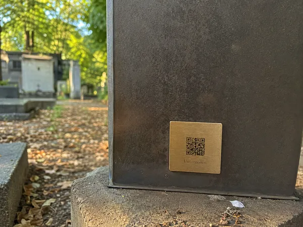 Lichthain QR-Plakette an einem Grab