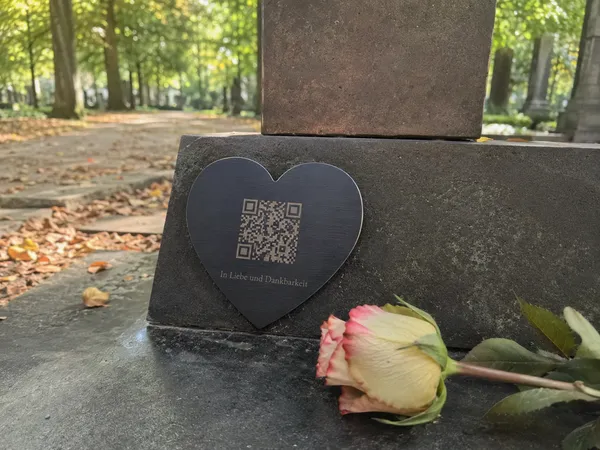 Lichthain QR-Plakette an einem Grab