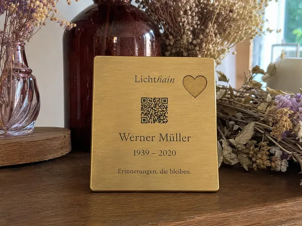 Lichthain QR-Plakette an einem Grab