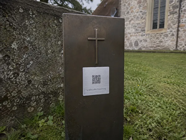 Lichthain QR-Plakette an einem Grab