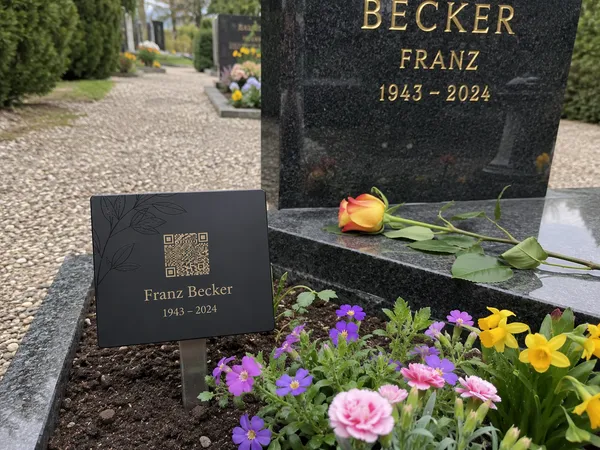 Lichthain QR-Plakette an einem Grab