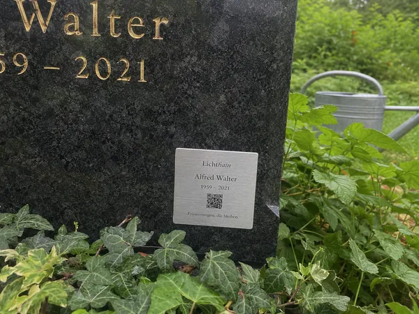 Lichthain QR-Plakette an einem Grab