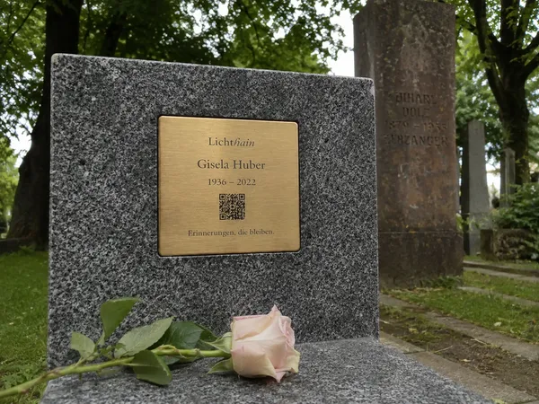 Lichthain QR-Plakette an einem Grab