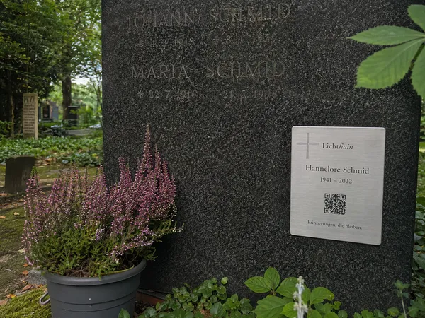 Lichthain QR-Plakette an einem Grab