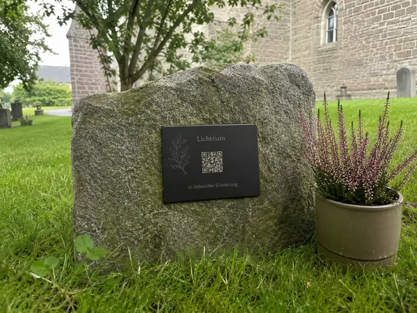 Lichthain QR-Plakette an einem Grab