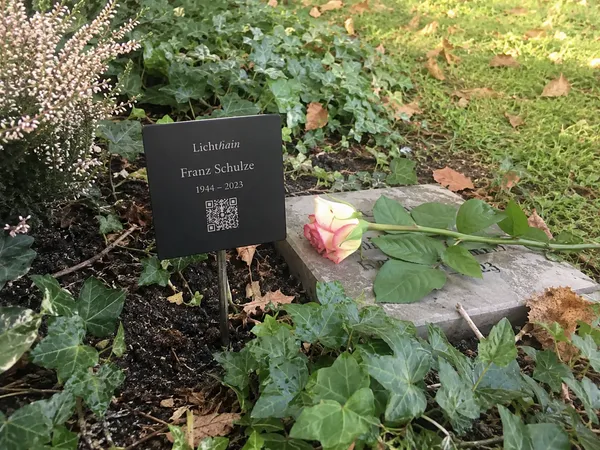 Lichthain QR-Plakette an einem Grab