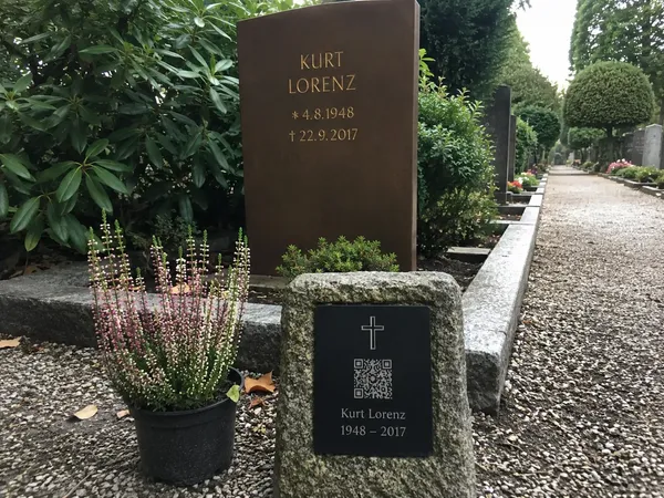 Lichthain QR-Plakette an einem Grab