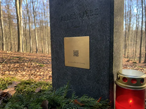 Lichthain QR-Plakette an einem Grab