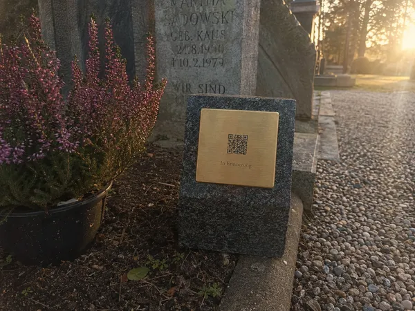 Lichthain QR-Plakette an einem Grab