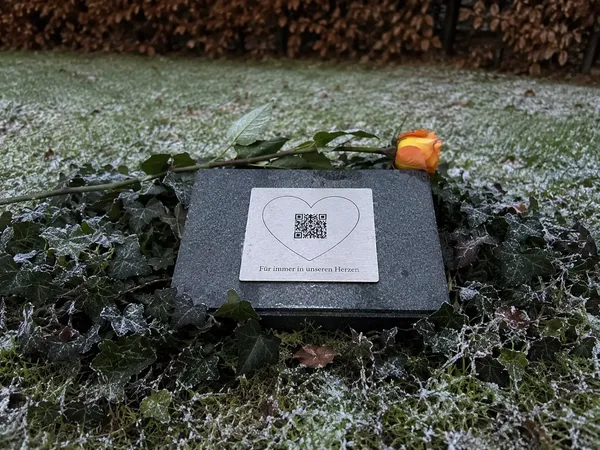 Lichthain QR-Plakette an einem Grab