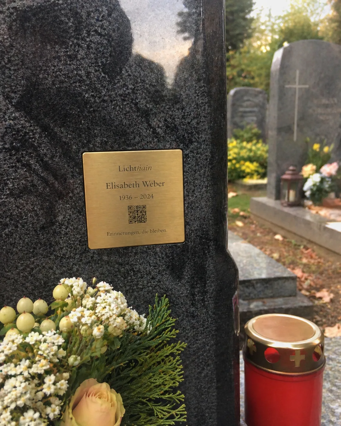 Lichthain-Plakette am Grabstein
