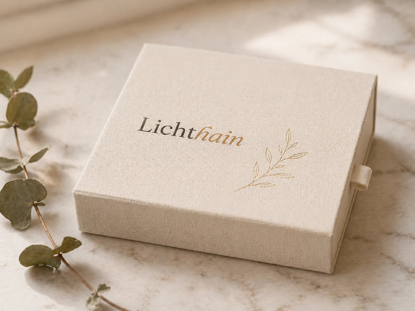 Geschlossene Lichthain-Geschenkbox auf Marmor
