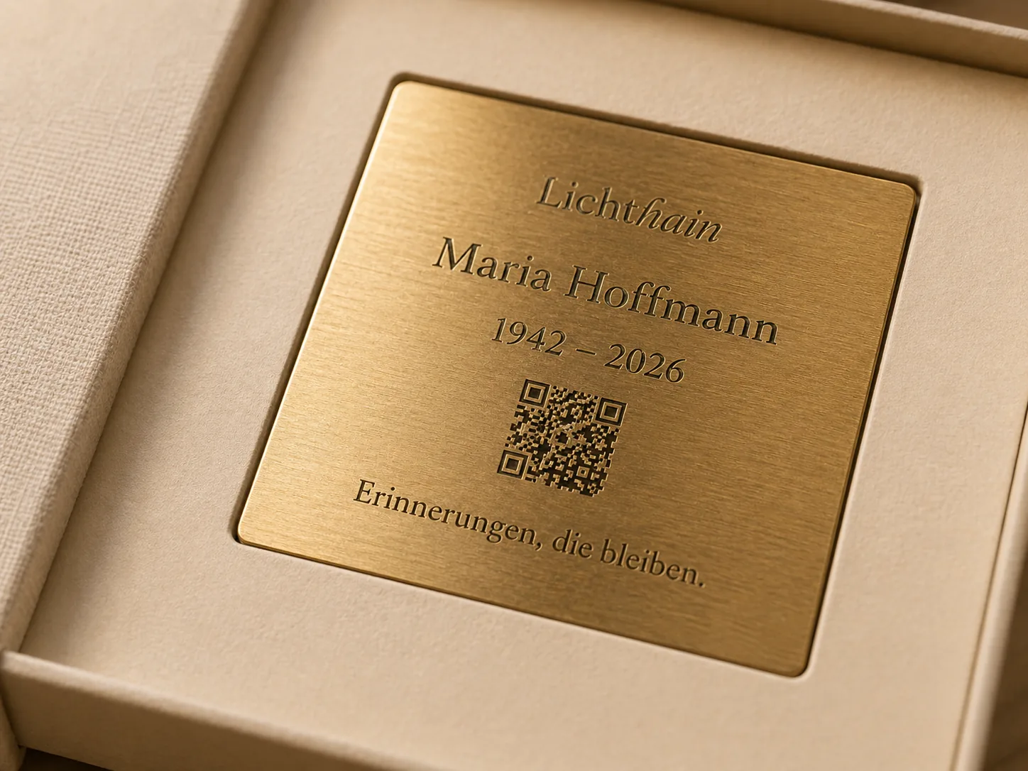 Detailaufnahme der gravierten Messing-Plakette