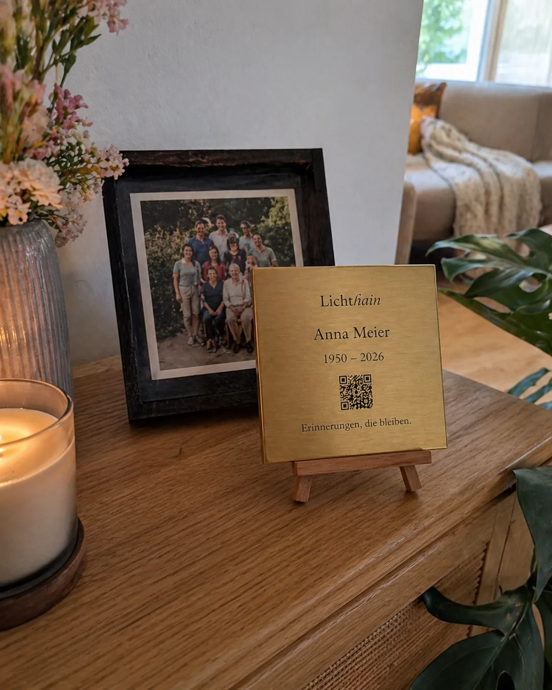 Lichthain-Plakette zuhause neben einem Foto