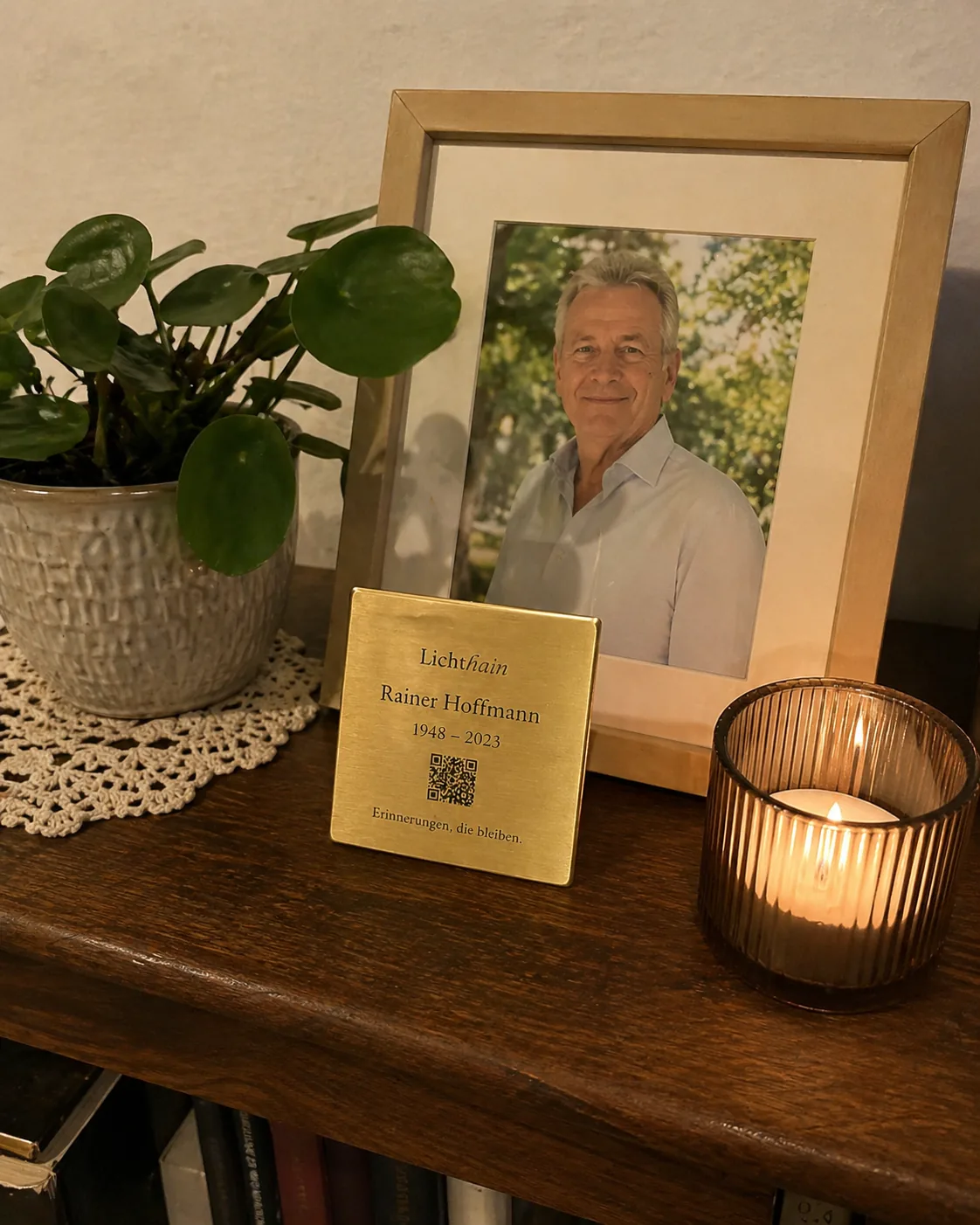 Lichthain-Plakette zuhause neben einer Kerze